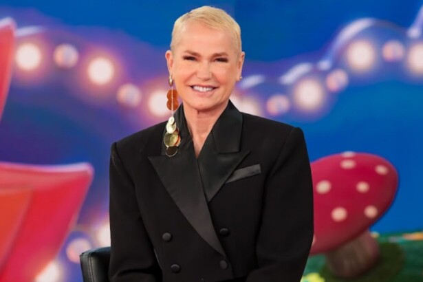 Xuxa sorridente em trecho de participação no palco do Programa Silvio Santos
