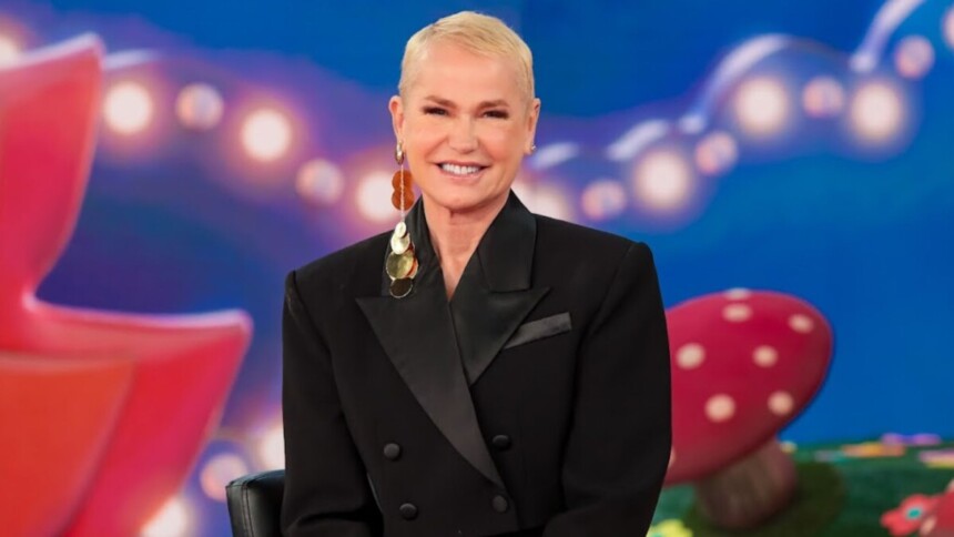 Xuxa sorridente em trecho de participação no palco do Programa Silvio Santos