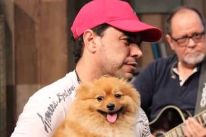 Zezé Di Camargo e a cachorrinha Mia em seu colo
