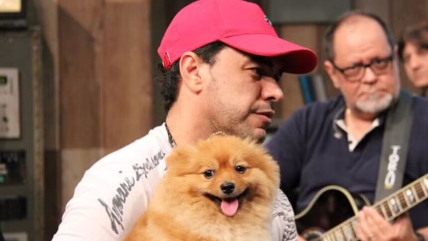 Zezé Di Camargo e a cachorrinha Mia em seu colo