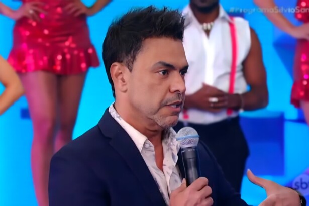Zezé Di Camargo segura microfone do SBT no Programa Silvio Santos