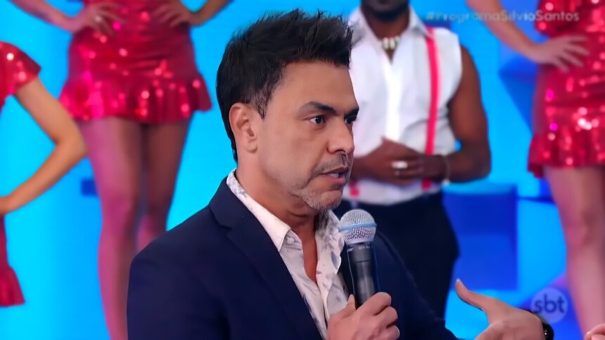 Zezé Di Camargo segura microfone do SBT no Programa Silvio Santos