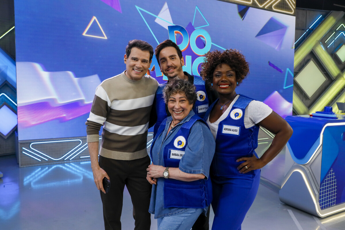 Celso Portiolli ao lado de Bárbara Bruno, Wagner Santisteban e Adriana Alves da equipe azul