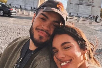 Alane Dias e Francisco Gil posando juntos, com os rostos colados