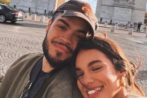 Alane Dias e Francisco Gil posando juntos, com os rostos colados