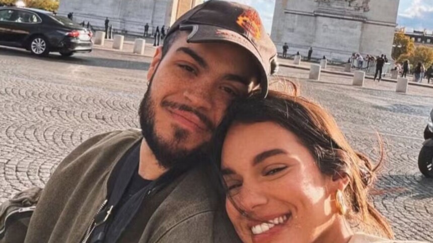 Alane Dias e Francisco Gil posando juntos, com os rostos colados