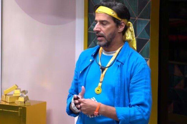 Alberto Cowboy com as pulseiras de alvo do Na Mira do Líder no BBB 26
