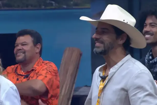 Alberto Cowboy emocionado no centro do palco de sua festa do líder no BBB 26