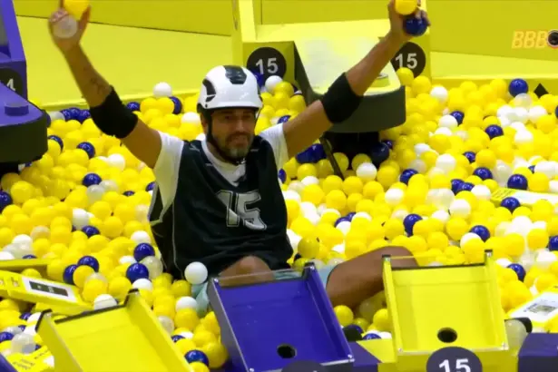 Alberto Cowboy levanta os braços e comemora vitória na Primeira Prova do Líder do BBB 26