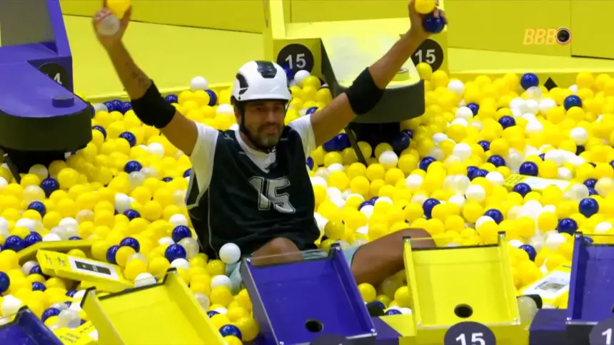 Alberto Cowboy levanta os braços e comemora vitória na Primeira Prova do Líder do BBB 26
