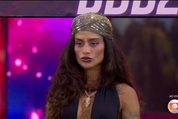 Aline Campos com semblante fechado e olhar sério em pé no Sincerão do BBB 26
