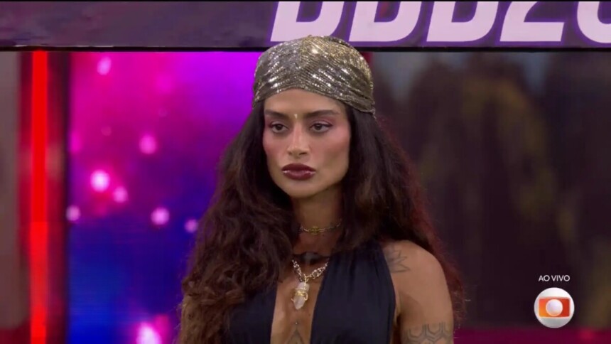 Aline Campos com semblante fechado e olhar sério em pé no Sincerão do BBB 26