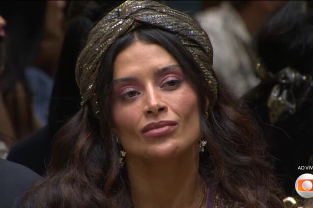 Aline Campos faz semblante de choro no sofá da sala do BBB 26 antes da eliminação