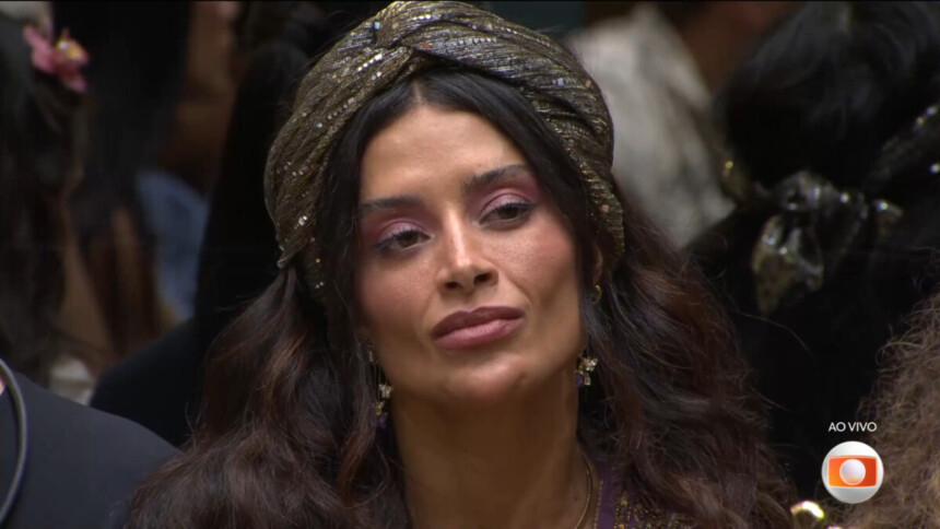 Aline Campos faz semblante de choro no sofá da sala do BBB 26 antes da eliminação