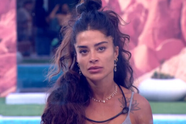 Aline Campos na área externa do BBB 26