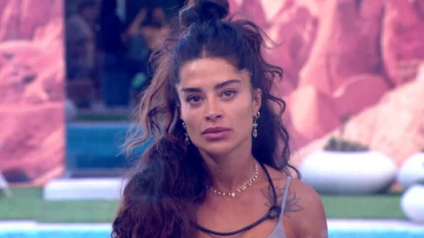 Aline Campos na área externa do BBB 26