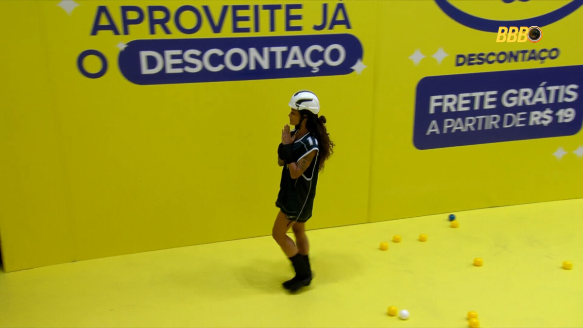 Aline Campos com as mãos juntas deixa o Campo de Provas