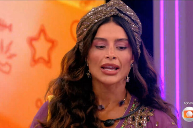 Aline Campos conversando com Tadeu Schmidt no cenário do BBB 26