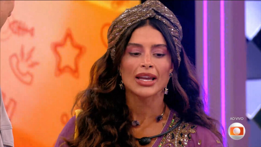 Aline Campos conversando com Tadeu Schmidt no cenário do BBB 26