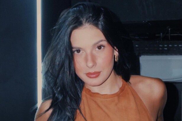 Ana Castela em foto posada com o semblante de suspense