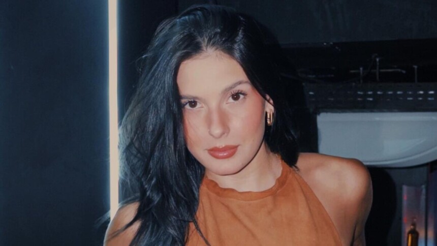 Ana Castela em foto posada com o semblante de suspense