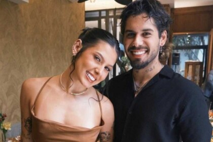 Ana Castela e Zé Felipe posando juntinhos e sorrindo