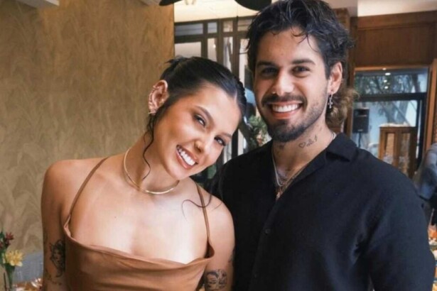 Ana Castela e Zé Felipe posando juntinhos e sorrindo