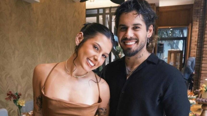 Ana Castela e Zé Felipe posando juntinhos e sorrindo