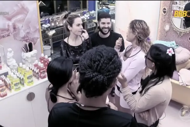 Ana Paula Renault pega ex-aliados falando dela no banheiro