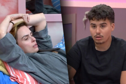 Ana Paula Renault com as mãos na cabeça deitada no quarto discutindo com Pedro que faz cara assustado em pé mexendo na mala do BBB 26