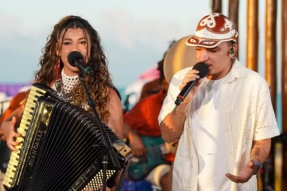 Anne Louise e João Gomes cantando no episódio do Caldeirão de Verão no Rio Grande do Norte