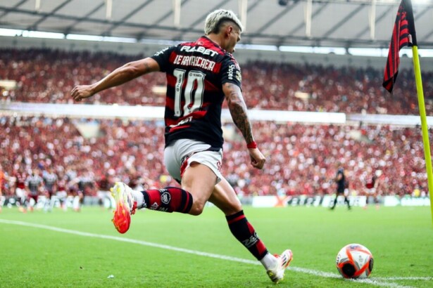 Arrascaeta cobrando escanteio com a camisa do Flamengo
