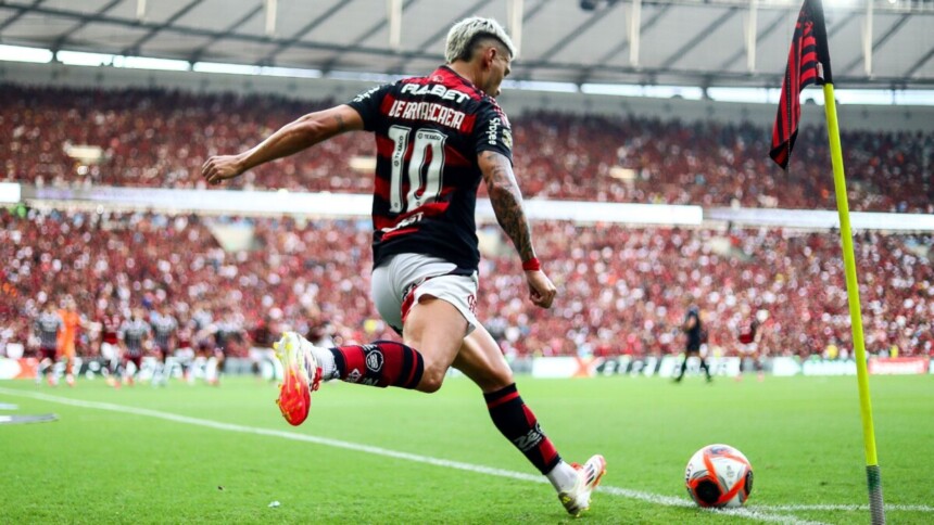 Arrascaeta cobrando escanteio com a camisa do Flamengo