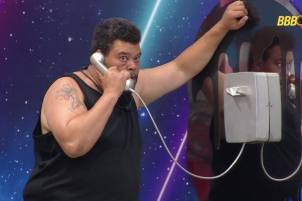 Babu Santana atendendo o Big Fone no BBB 26