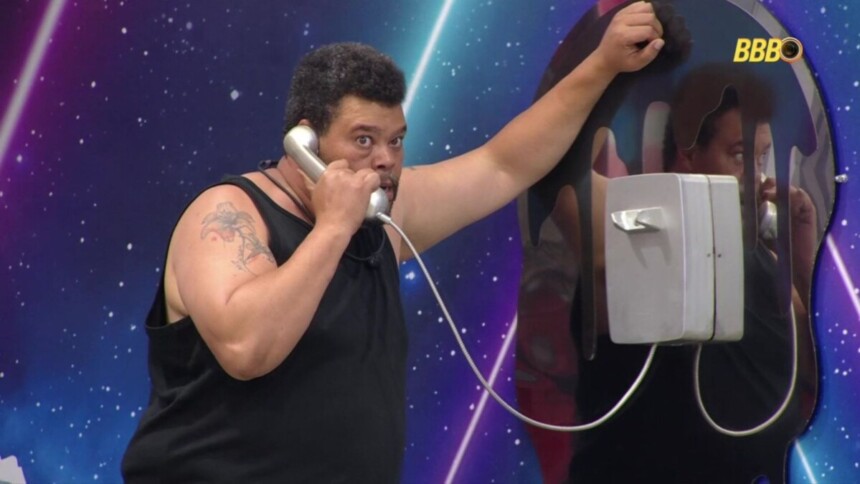 Babu Santana atendendo o Big Fone no BBB 26