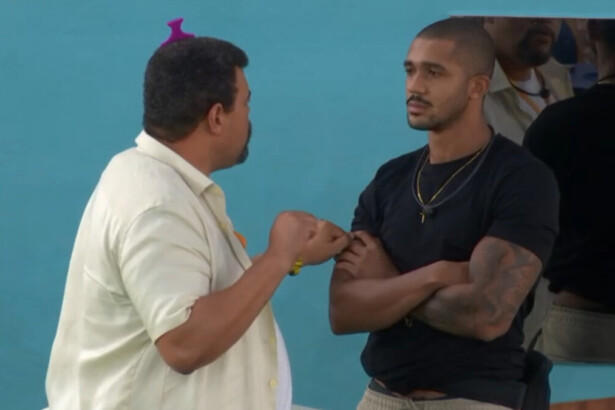 Babu Santana e Matheus em conversa na área externa do BBB 26