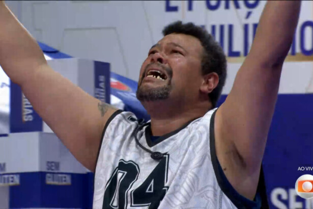 Babu chora e celebra vitória com os braços levantados no centro do cenário da Prova do Líder do BBB 26