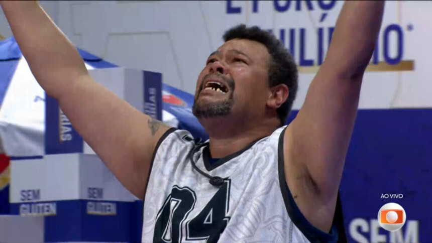 Babu chora e celebra vitória com os braços levantados no centro do cenário da Prova do Líder do BBB 26