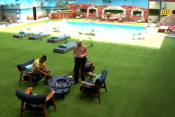 Brothers sentados no gramado do BBB 26 embaixo do Big Fone