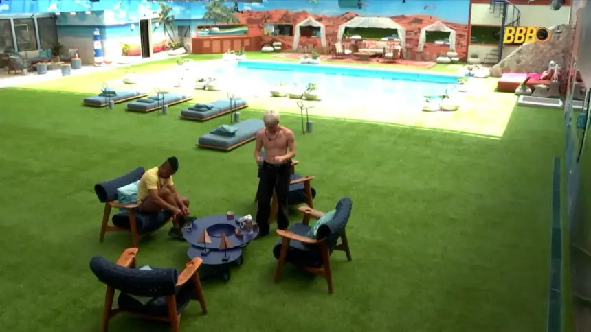 Brothers sentados no gramado do BBB 26 embaixo do Big Fone