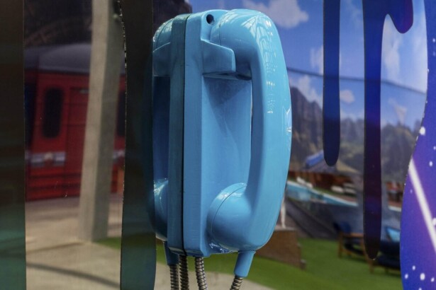 Big Fone azul perto da piscina do BBB 26