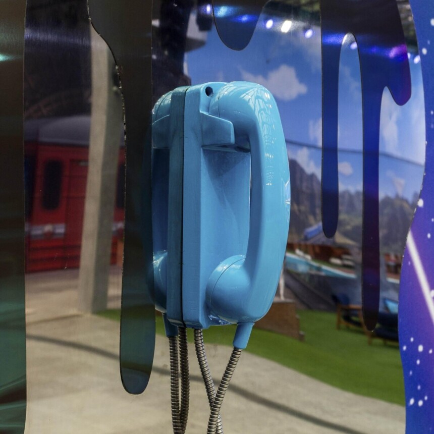 Big Fone azul perto da piscina do BBB 26