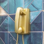 Big Fone Dourado, posicionado ao lado da sala