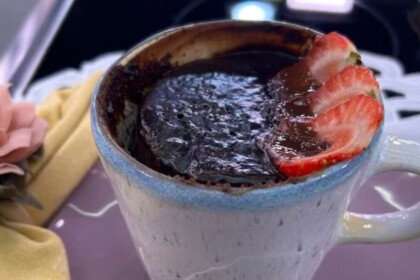 Bolo de chocolate de caneca em trecho de receita do Mais Você