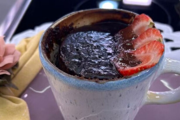 Bolo de chocolate de caneca em trecho de receita do Mais Você