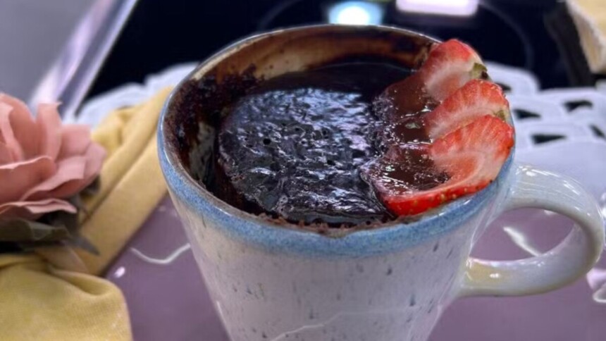 Bolo de chocolate de caneca em trecho de receita do Mais Você