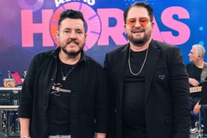 Bruno e Marrone posando no cenário do Altas Horas