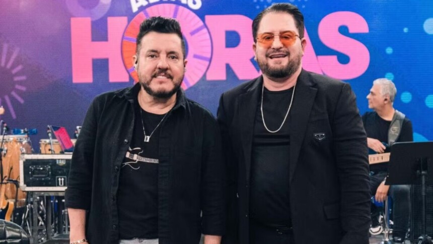 Bruno e Marrone posando no cenário do Altas Horas