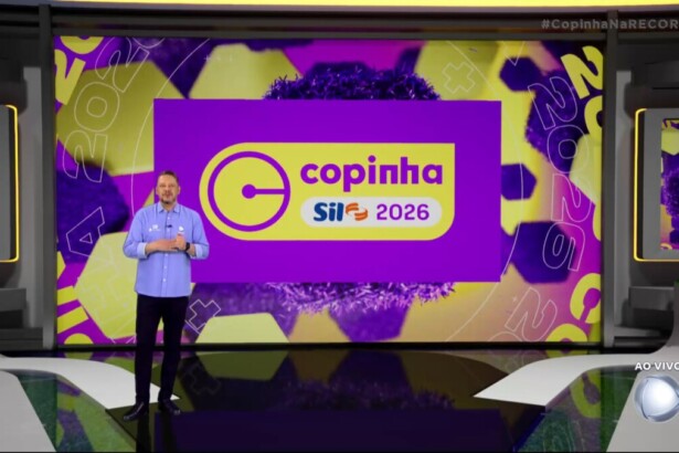 Bruno Laurence no cenário de transmissão da Copinha 2026 em frente ao telão da emissora