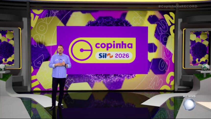 Bruno Laurence no cenário de transmissão da Copinha 2026 em frente ao telão da emissora
